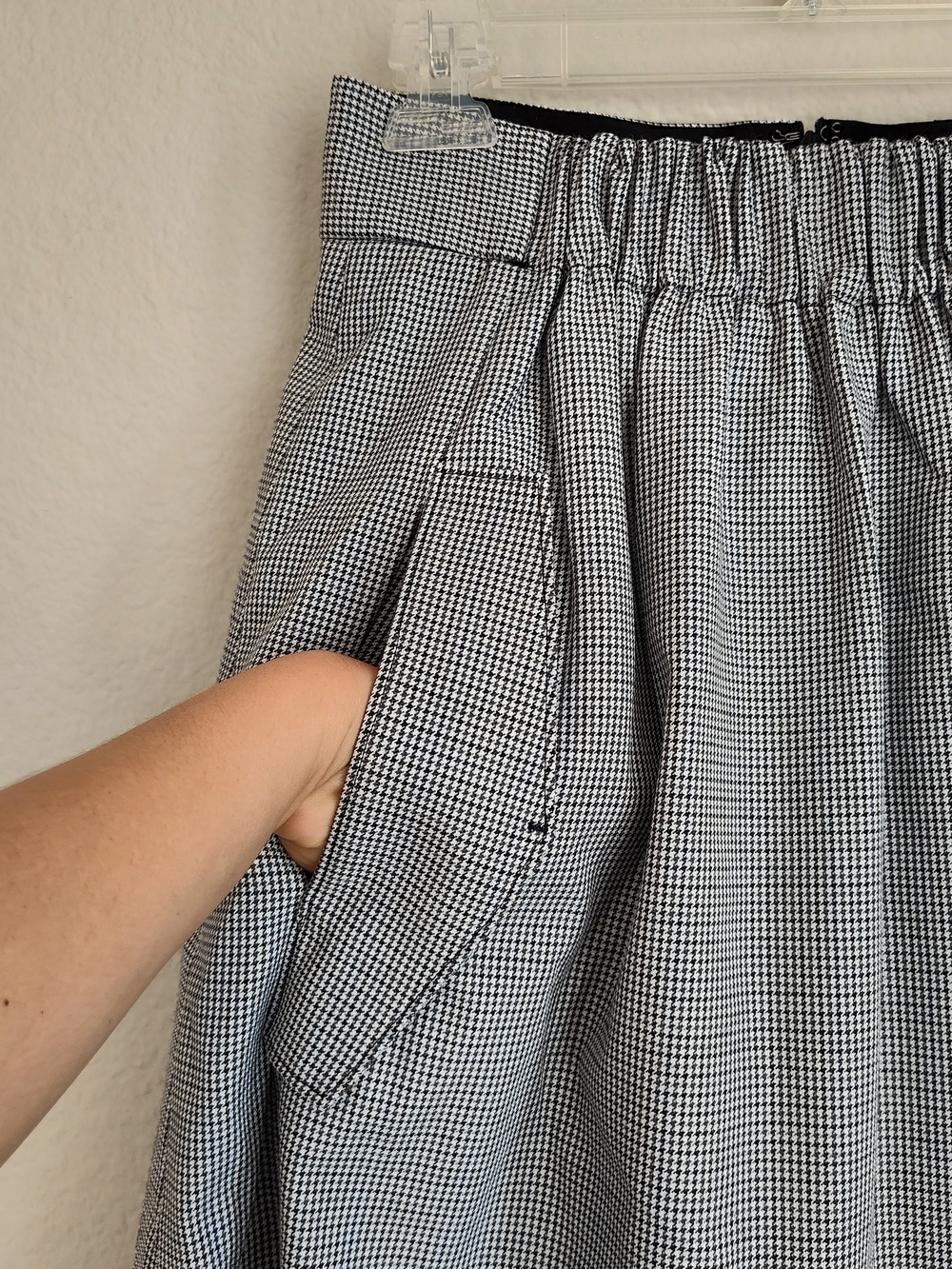 💞 Tibi Houndstooth Smocked Waist Midi Skirt In Black  Size 2 - Picture 4 of 9